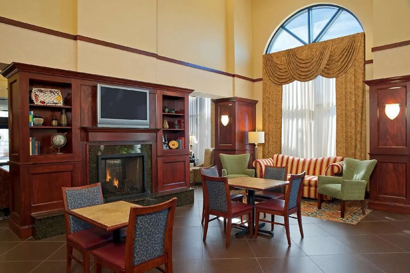 Hampton Inn & Suites Indianapolis-Airport LOUNGE_LOBBY