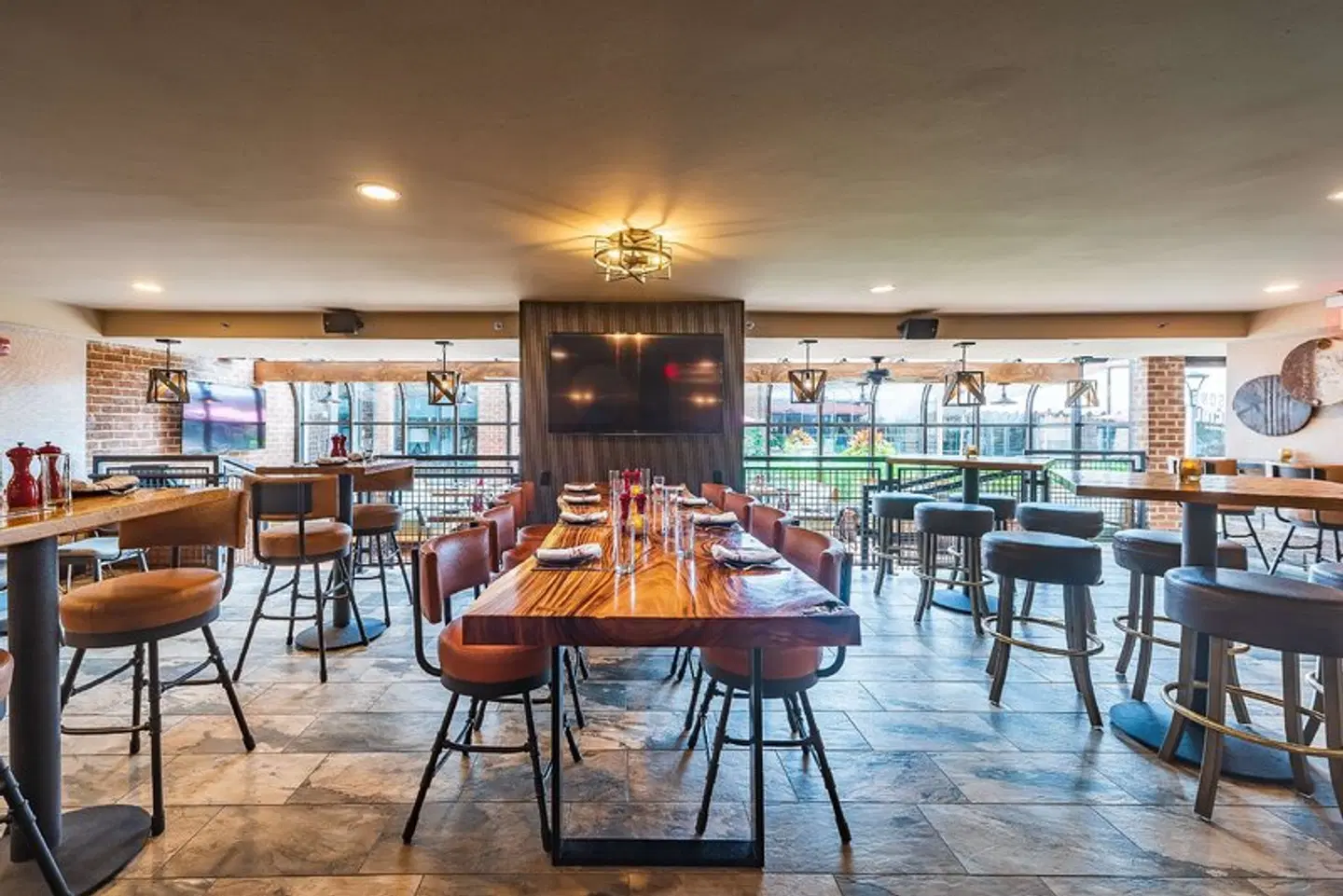 DoubleTree by Hilton McLean Tysons Bar