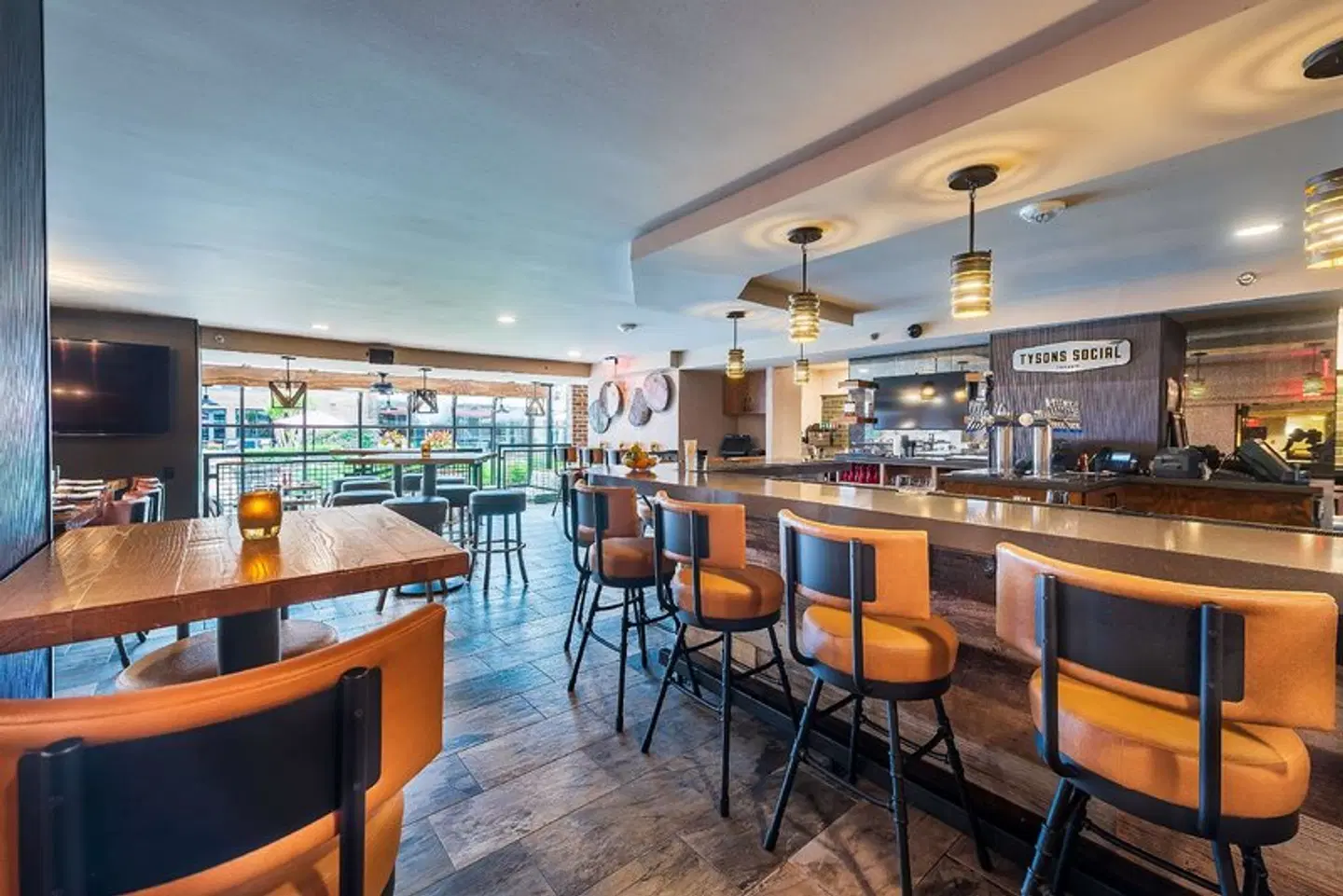 DoubleTree by Hilton McLean Tysons Bar
