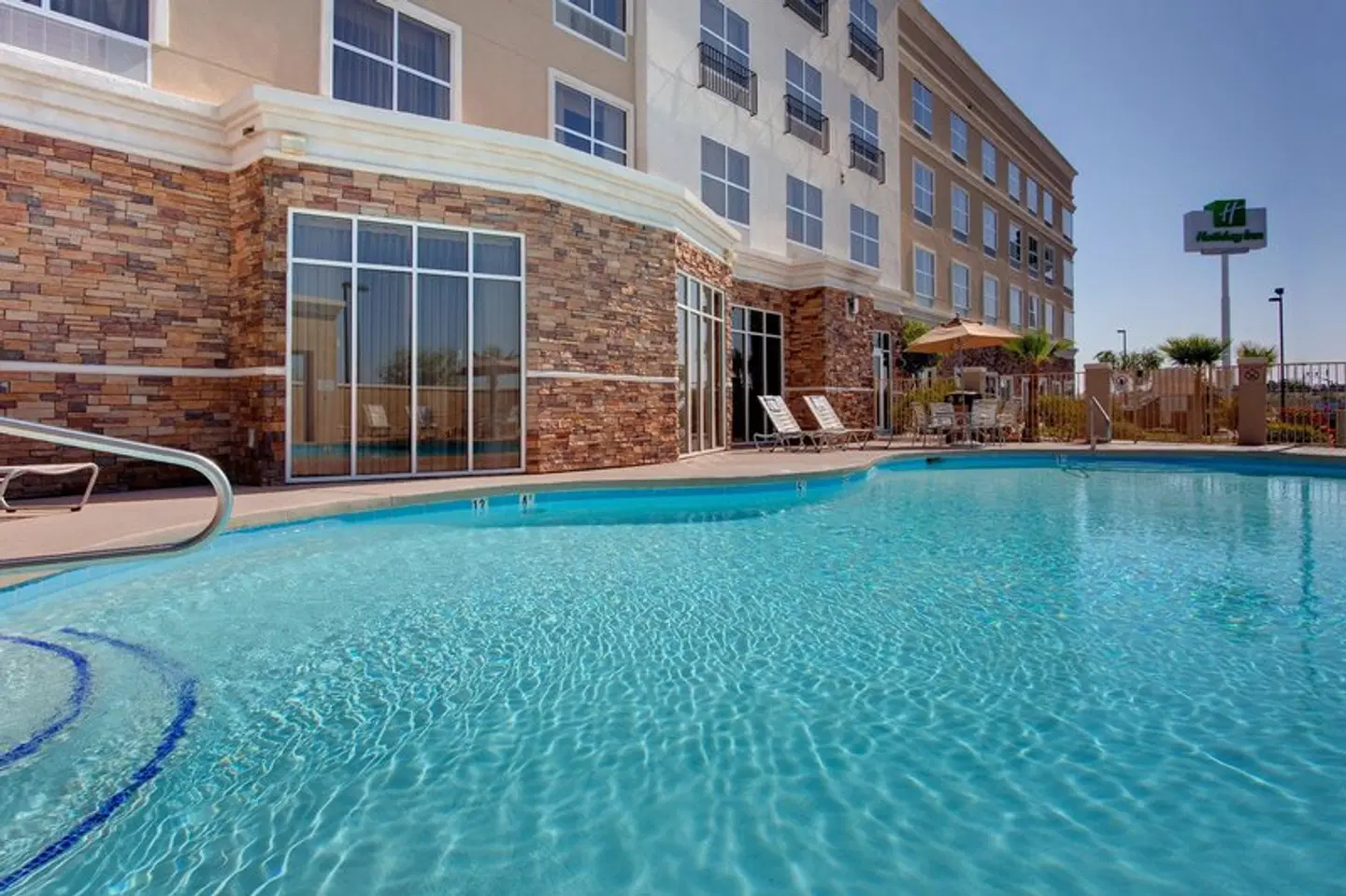 Holiday Inn Yuma by IHG OUTDOOR_POOL