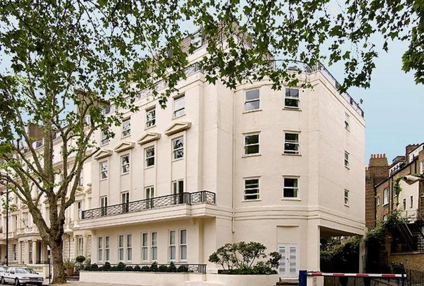 Europa House Apartments EXTERIOR