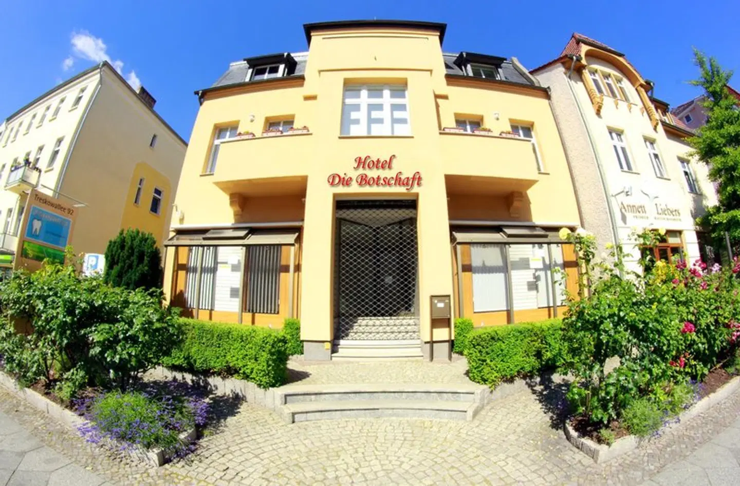Die Botschaft EXTERIOR