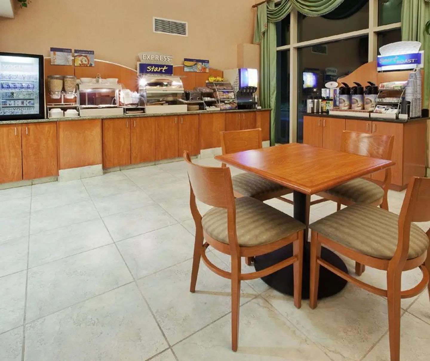 Holiday Inn Express & Suites Carson City by IHG Bar