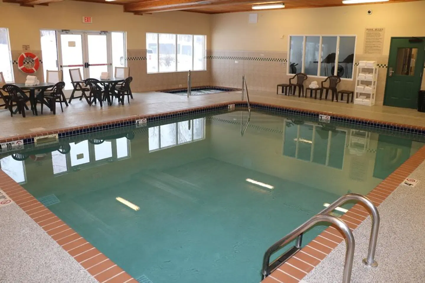 Holiday Inn Express & Suites Marquette by IHG Hallenbad
