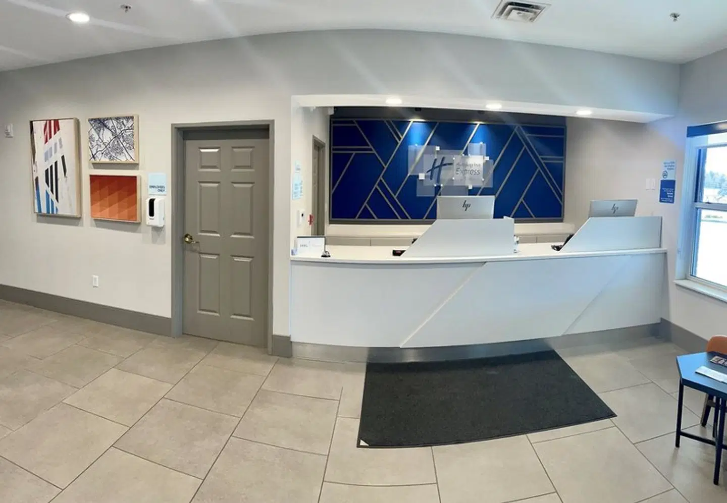 Holiday Inn Express & Suites Marquette by IHG LOUNGE_LOBBY