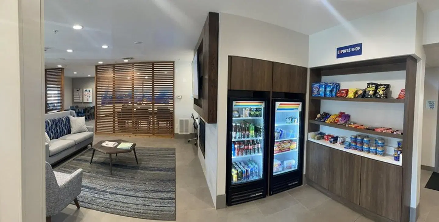 Holiday Inn Express & Suites Marquette by IHG ROOM_EXAMPLE