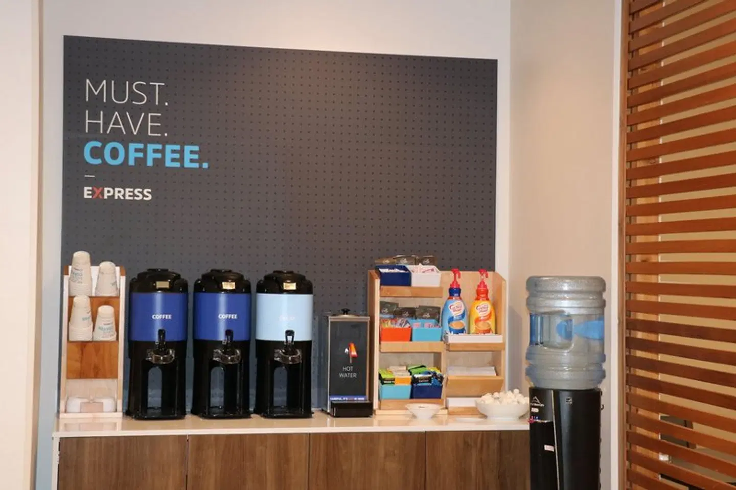 Holiday Inn Express & Suites Marquette by IHG Bar