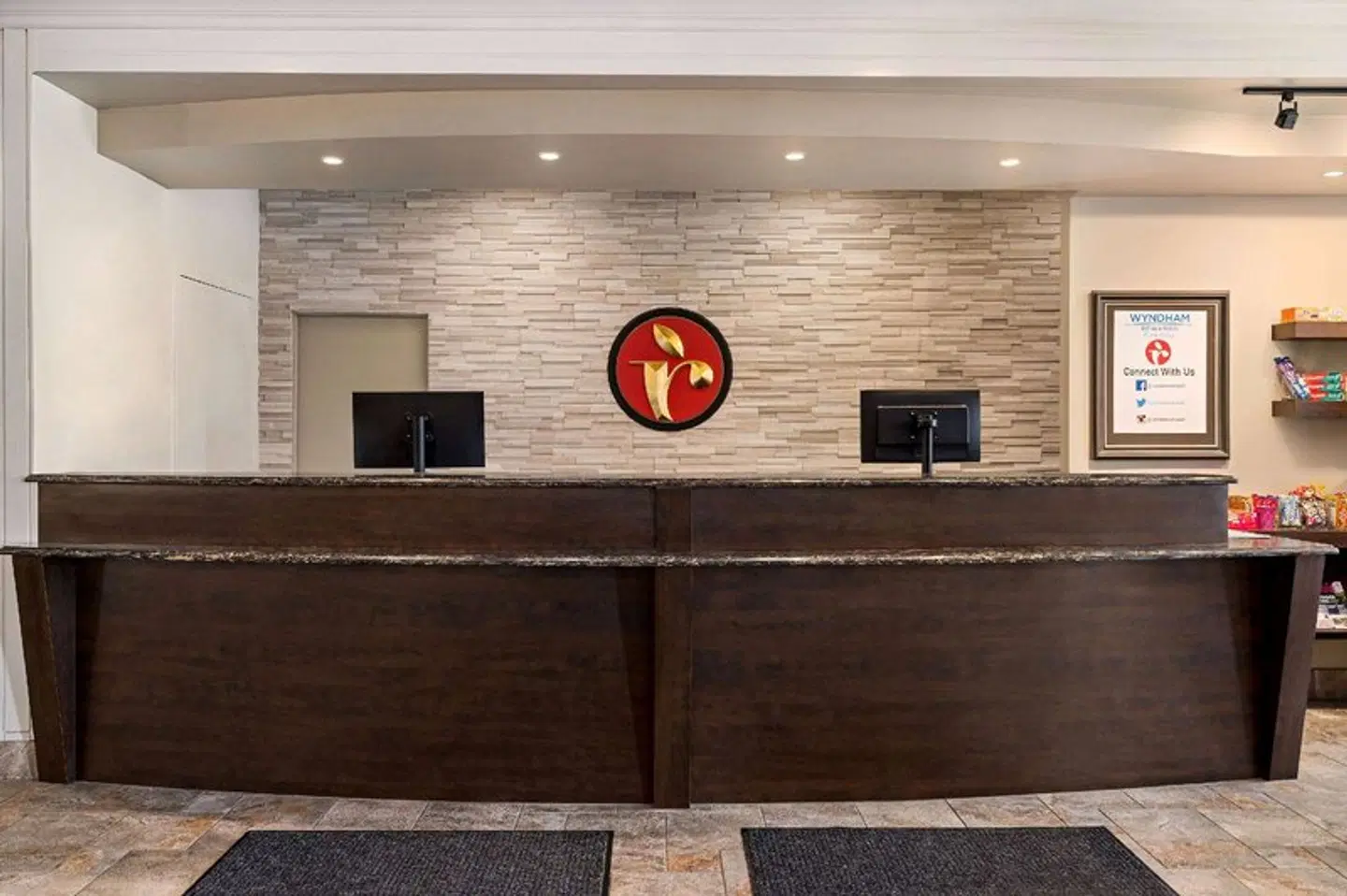 Ramada by Wyndham Cornwall LOUNGE_LOBBY