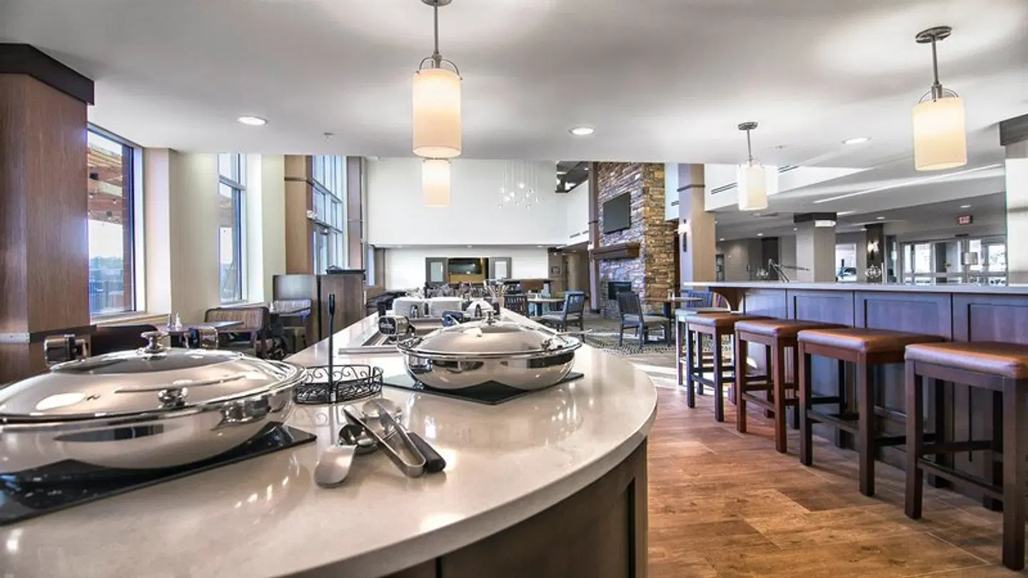 Staybridge Suites Marquette by IHG Restaurant