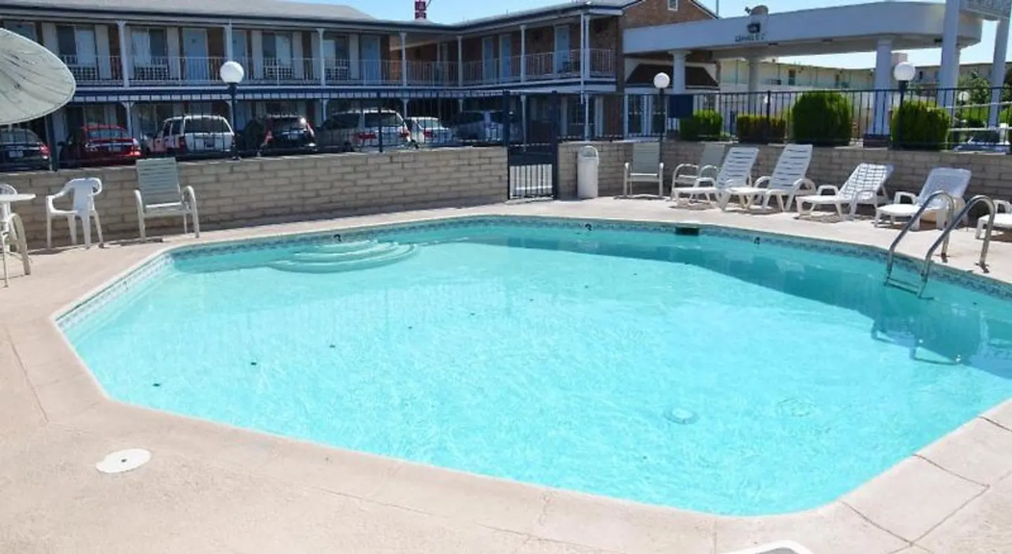 University Inn OUTDOOR_POOL