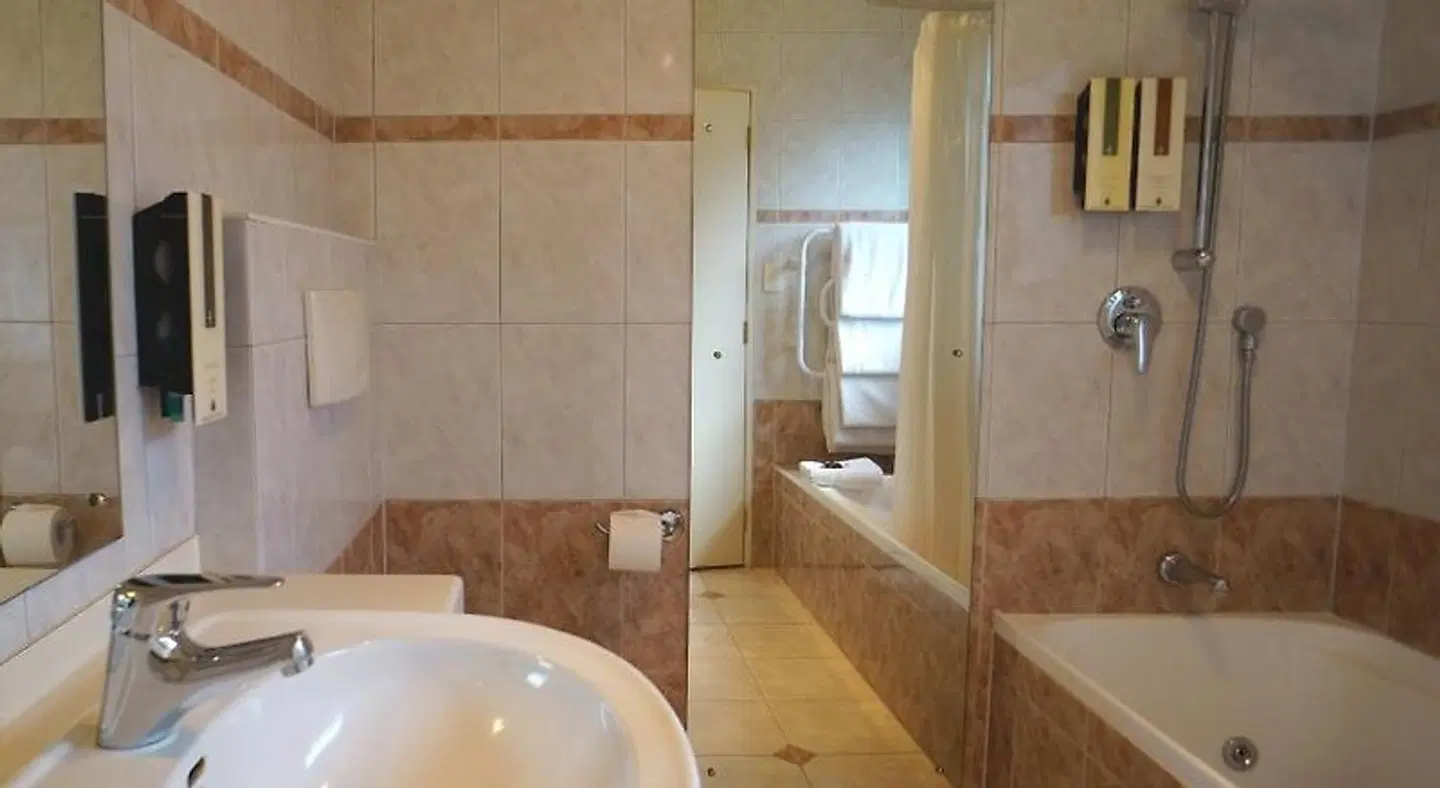 Cornwall Park Motor Inn Badezimmer