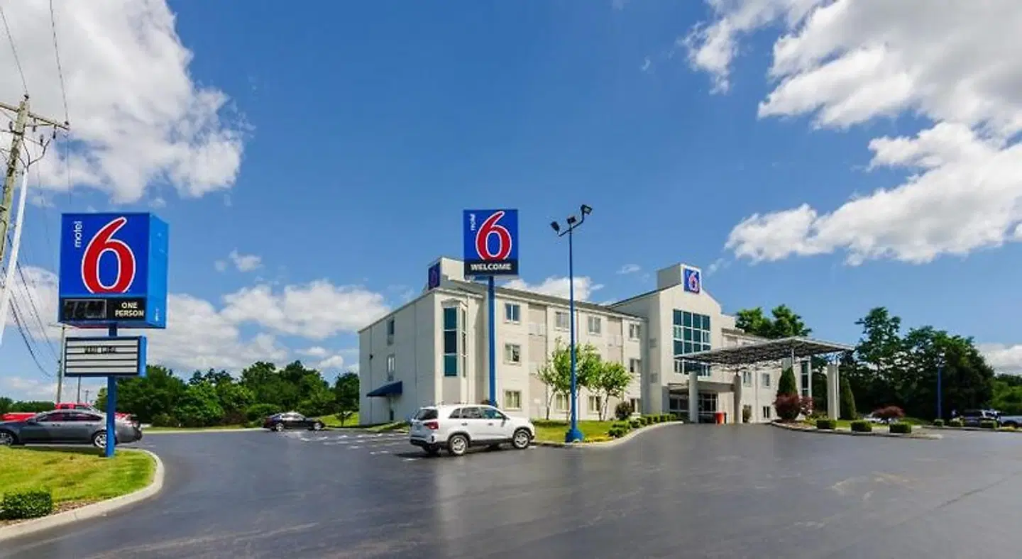 Motel 6 Bristol, VA EXTERIOR