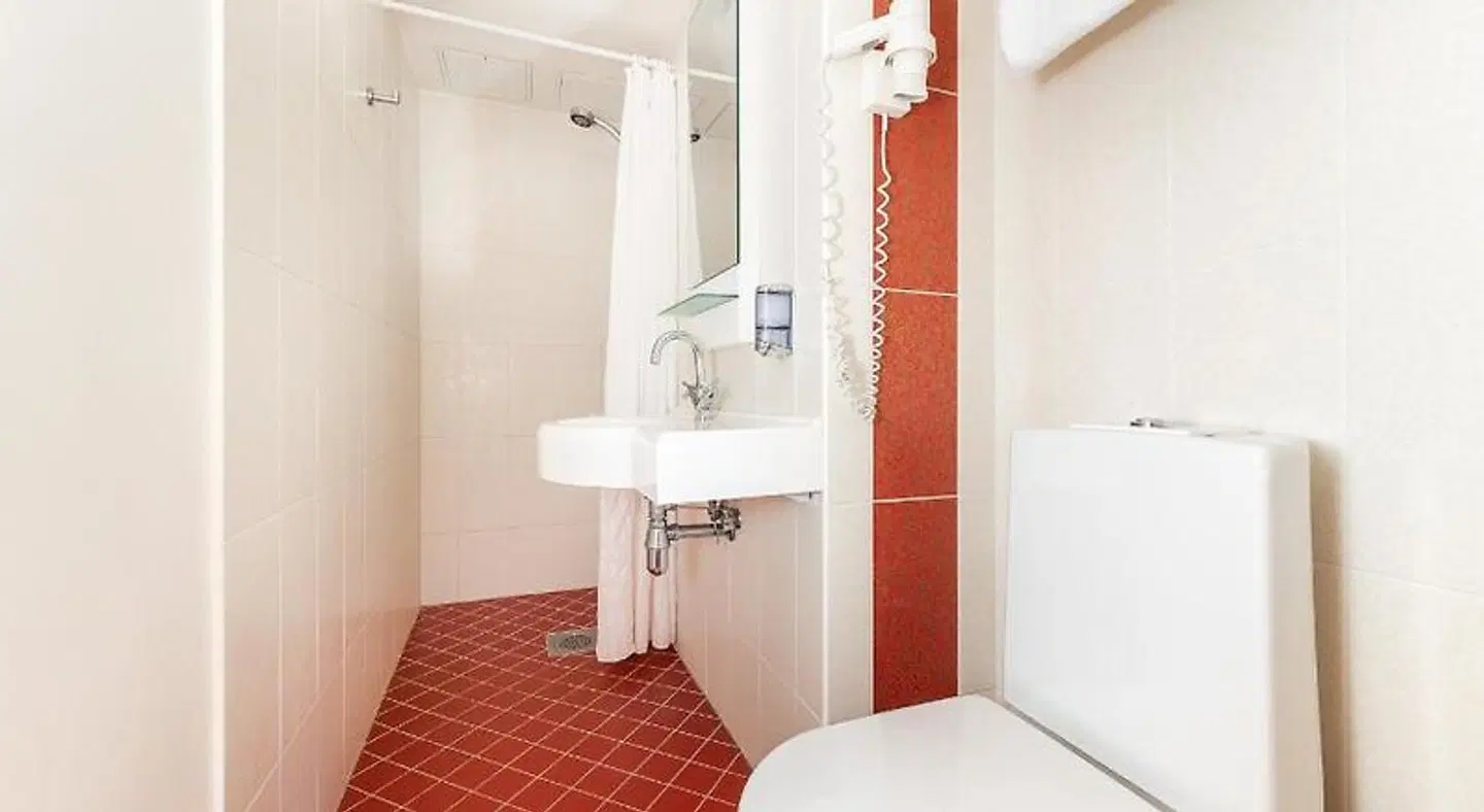 Meriton Old Town Garden Hotel Badezimmer