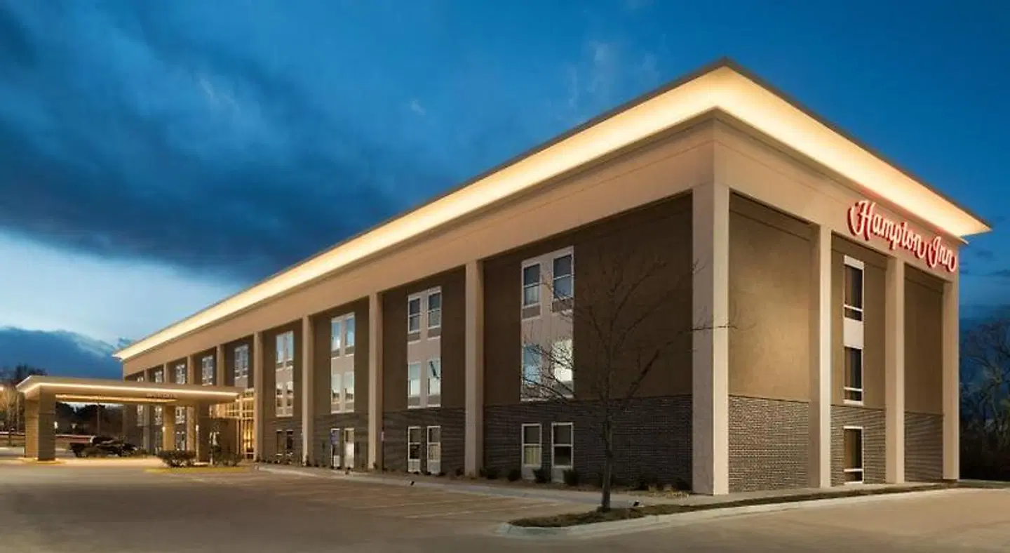 Hampton Inn Lawrence EXTERIOR