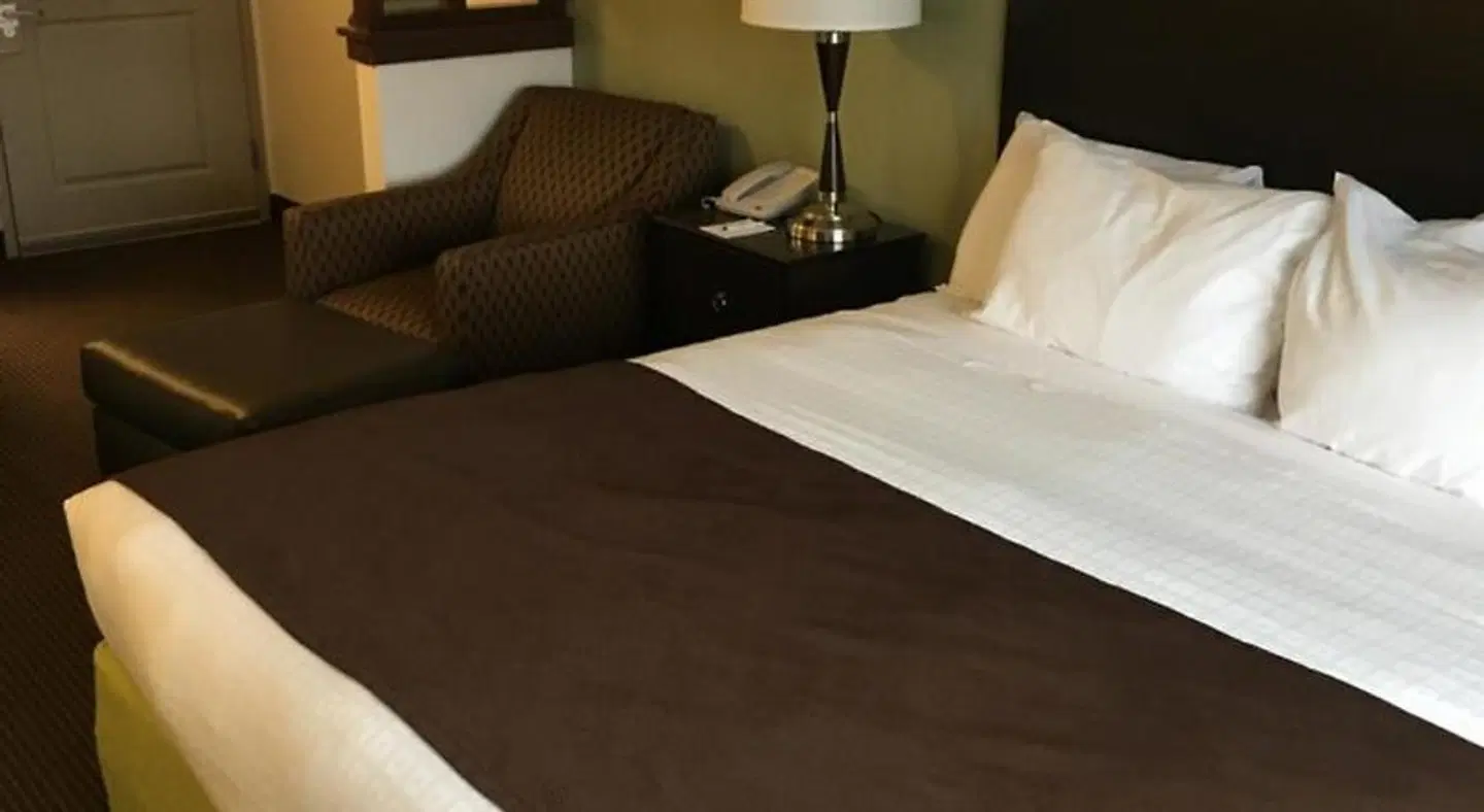 AmericInn Fairfield ROOM_EXAMPLE