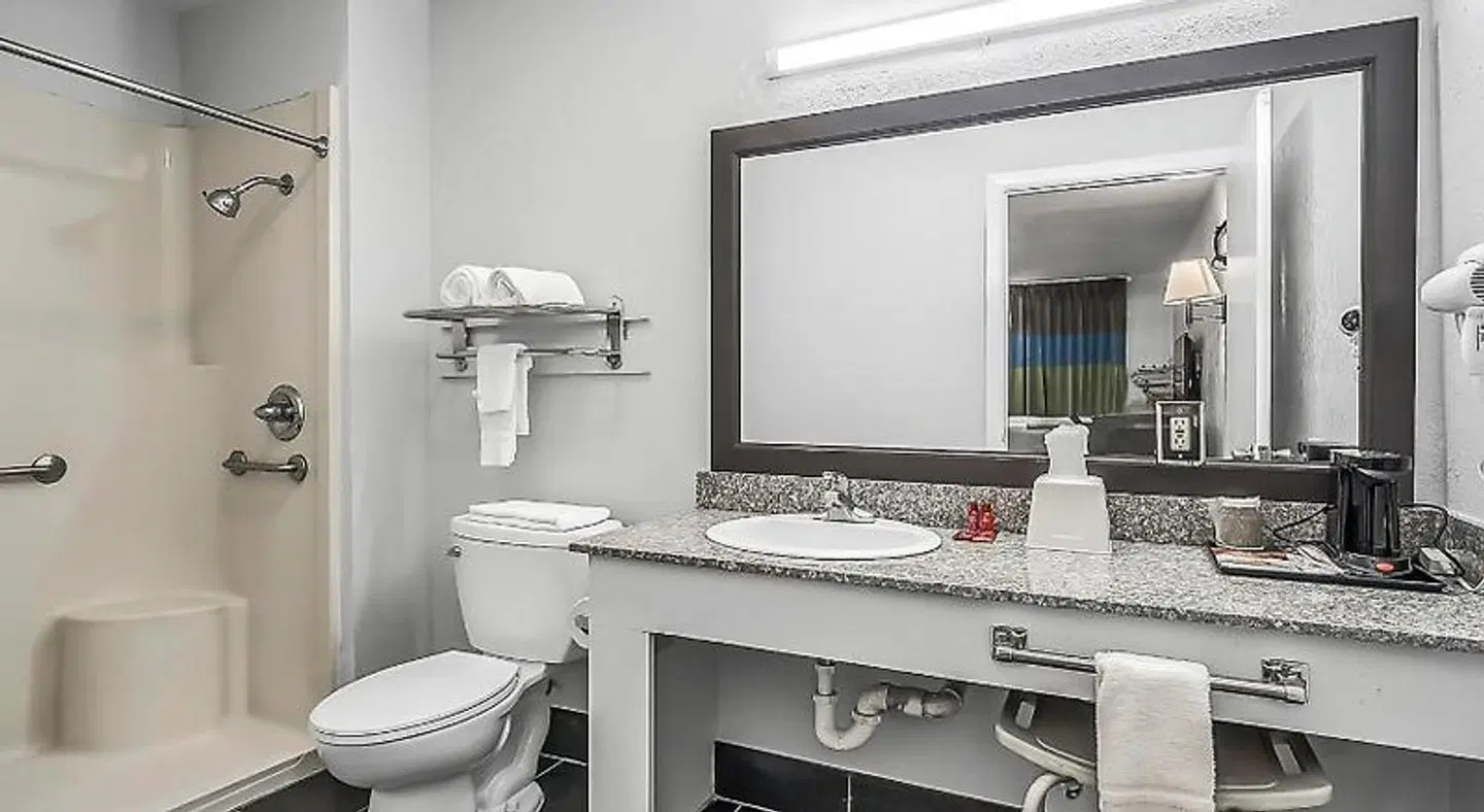 SureStay by Best Western Oklahoma City West Badezimmer