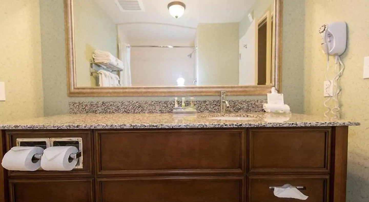 Country Inn & Suites by Radisson, Asheville West, NC Badezimmer