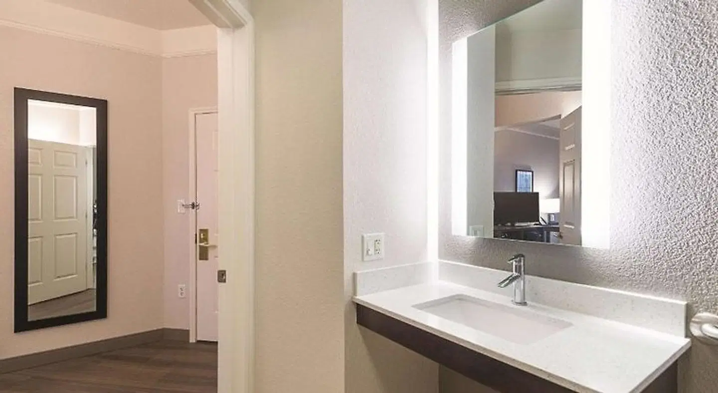 La Quinta Inn & Suites by Wyndham Oklahoma City - NW Expwy Badezimmer