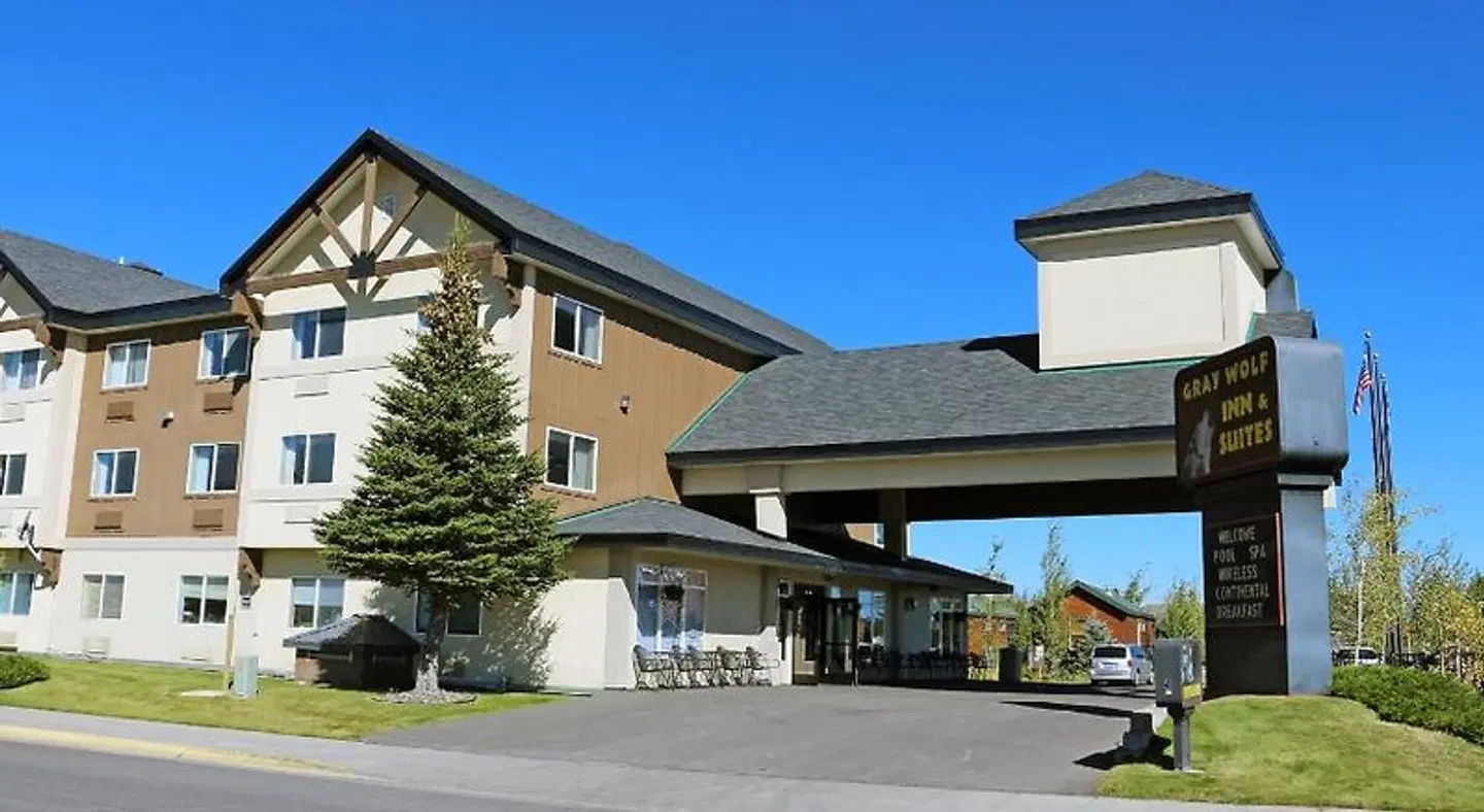 Gray Wolf Inn & Suites EXTERIOR