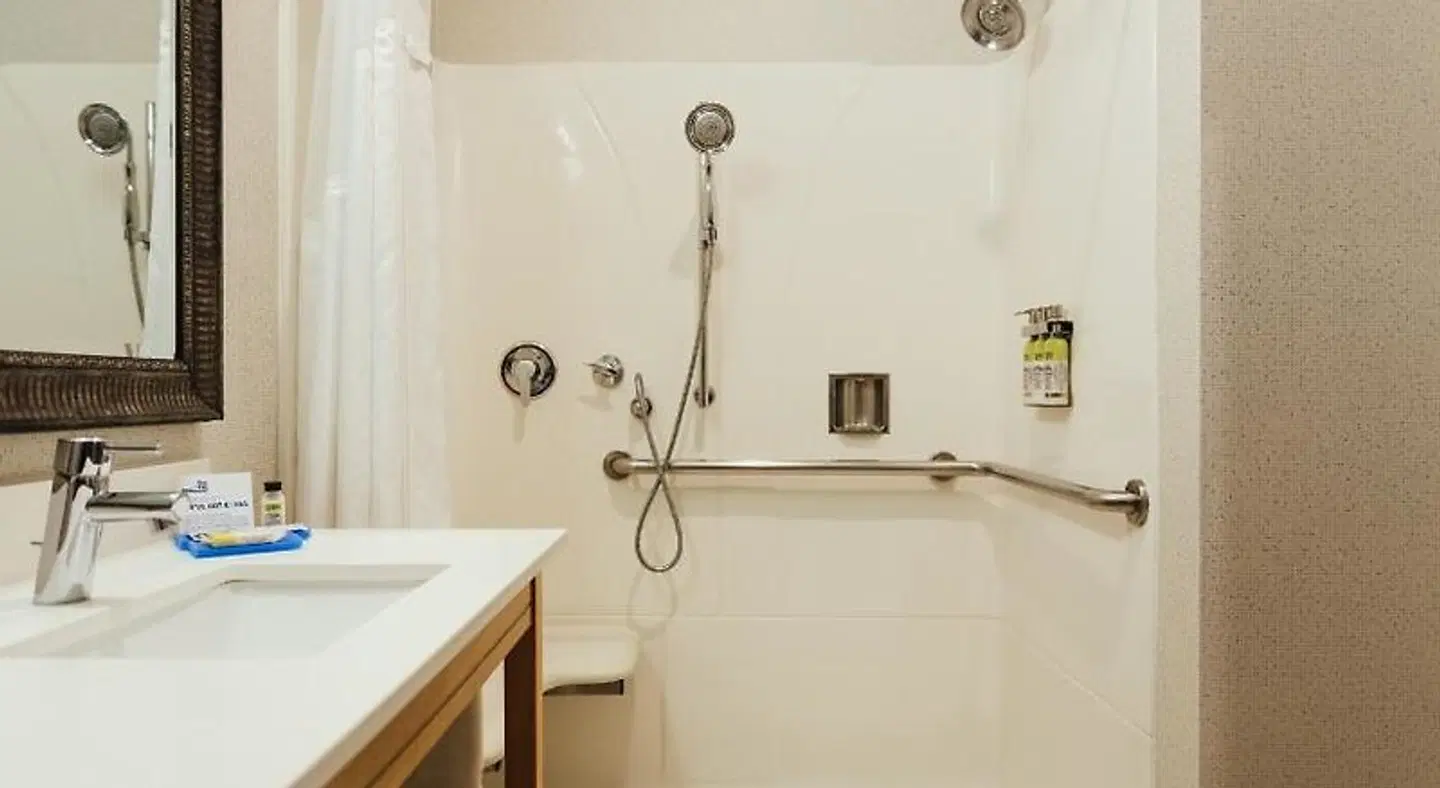 Holiday Inn Express & Suites Davis - University Area by IHG Badezimmer