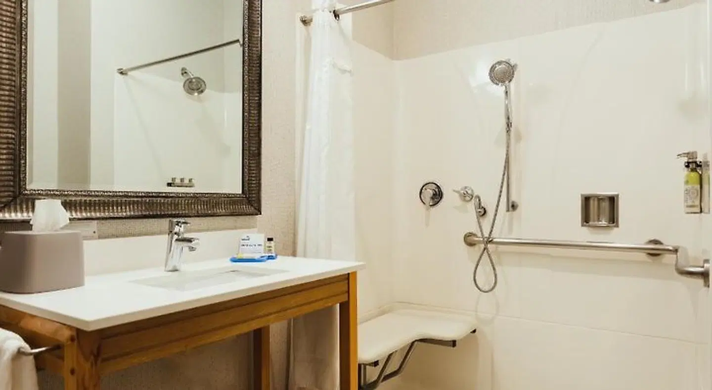 Holiday Inn Express & Suites Davis - University Area by IHG Badezimmer