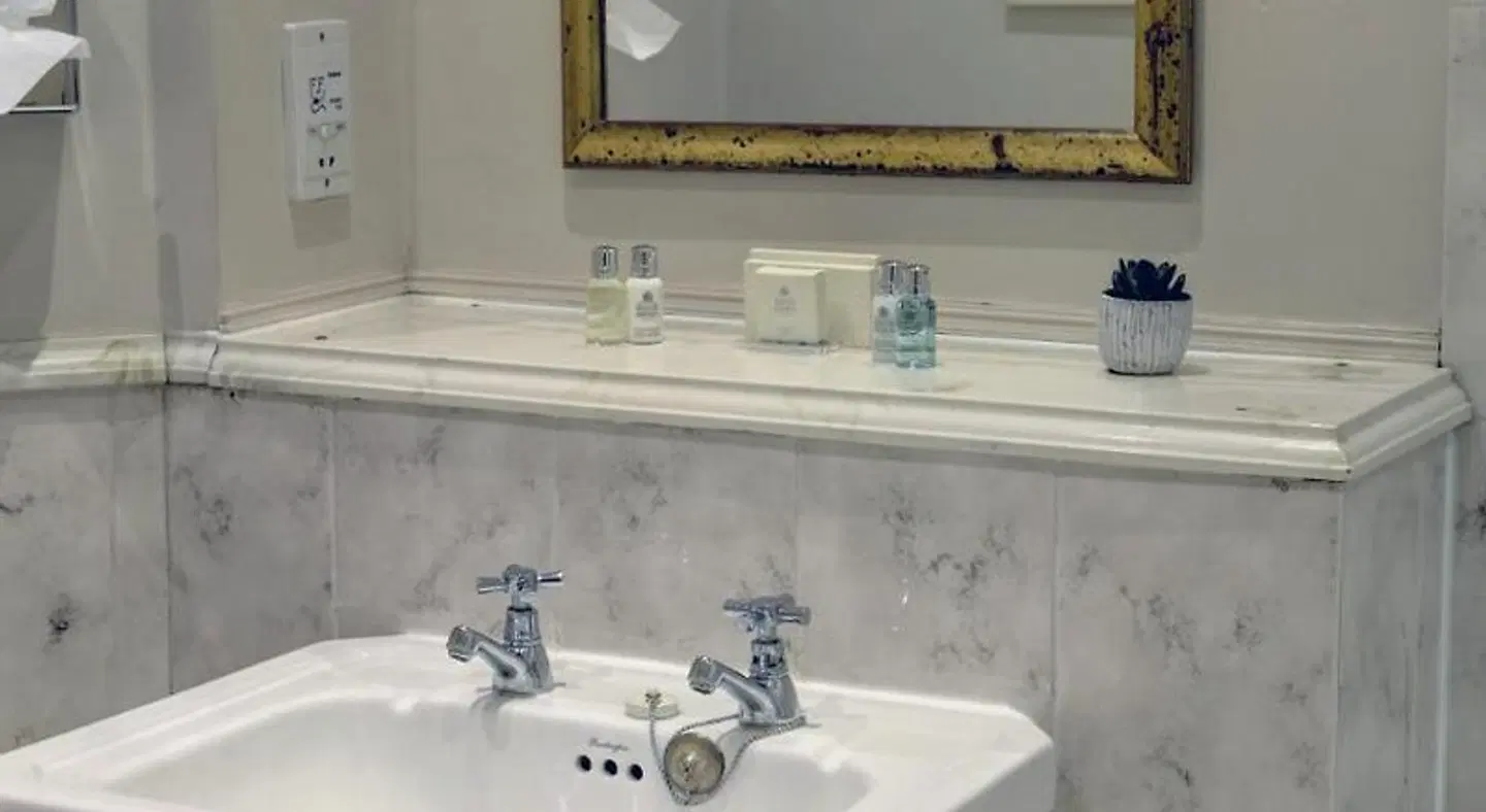 The Norfolk Royale Hotel Badezimmer
