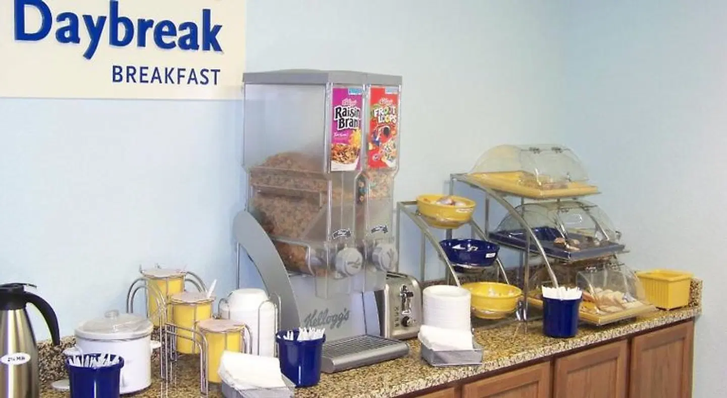 Days Inn & Suites by Wyndham Columbus NE Restaurant