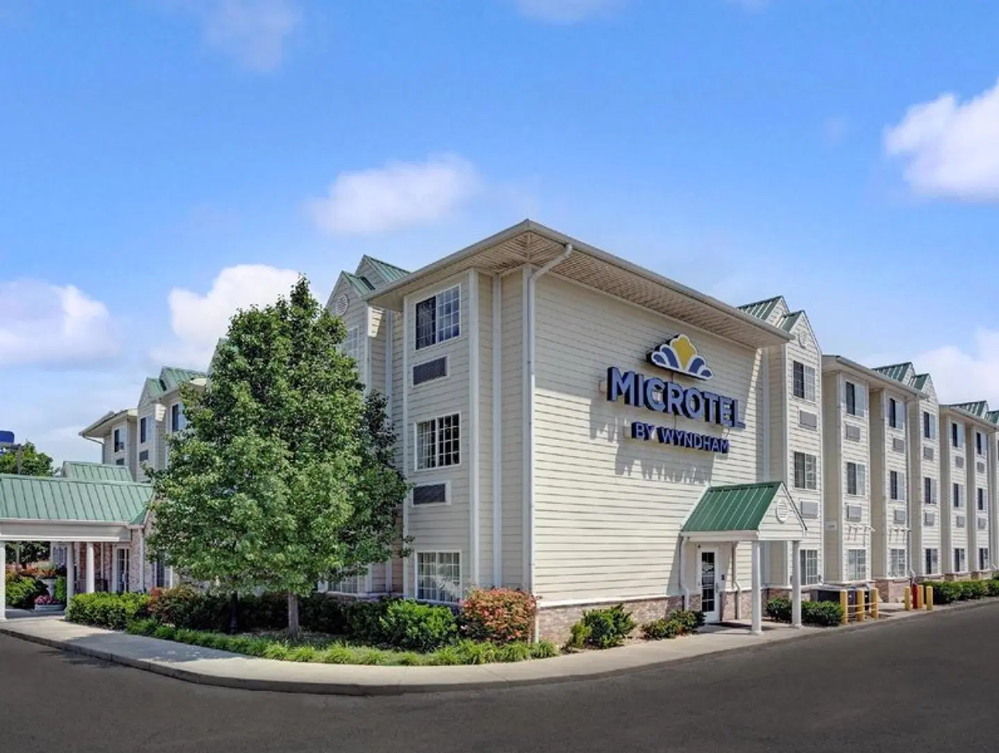 Microtel Inn & Suites by Wyndham Indianapolis Airport EXTERIOR
