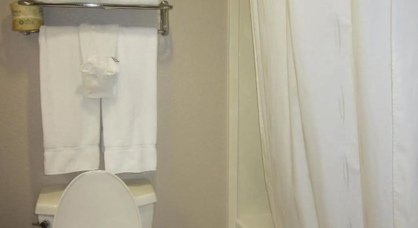 Holiday Inn Express Rocklin - Galleria Area by IHG Badezimmer