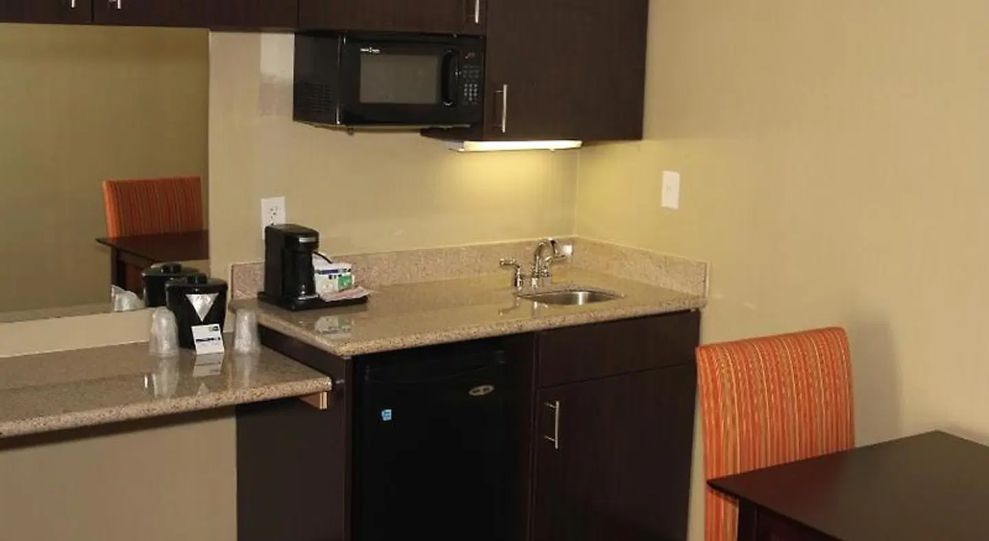 Holiday Inn Express Indianapolis W - Airport Area by IHG Badezimmer