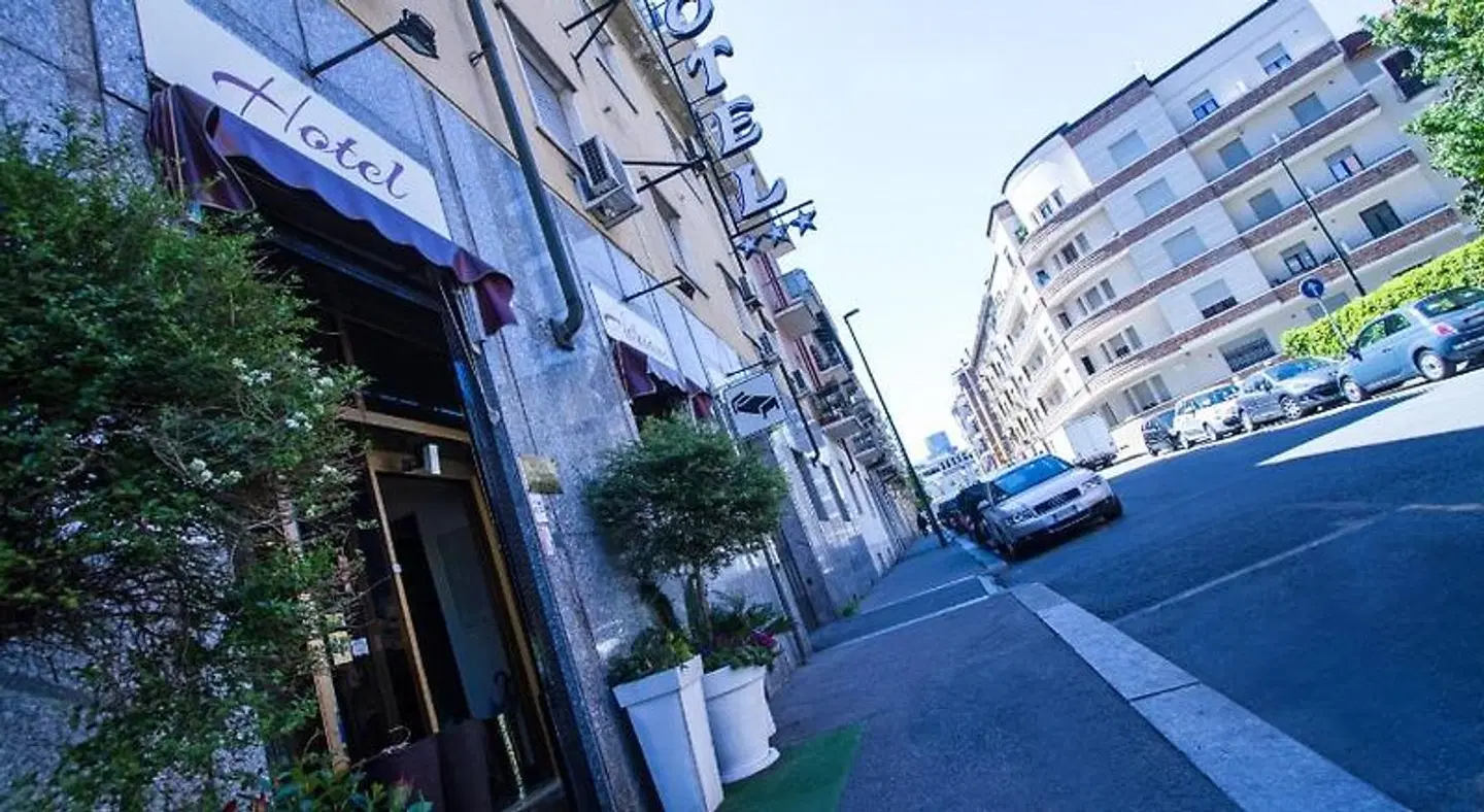 Adriano EXTERIOR