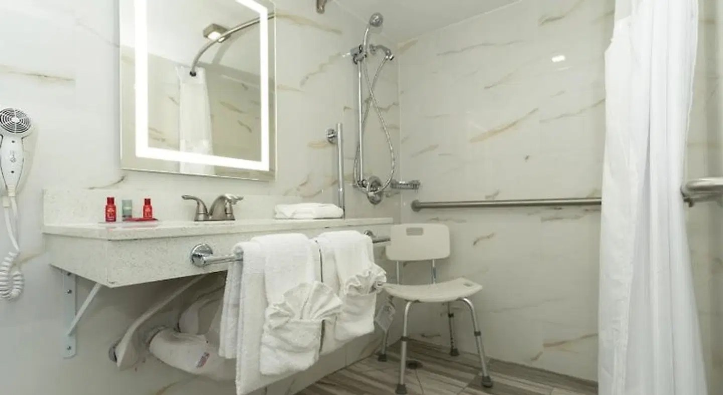 SureStay Plus Hotel by Best Western Sacramento Cal Expo Badezimmer