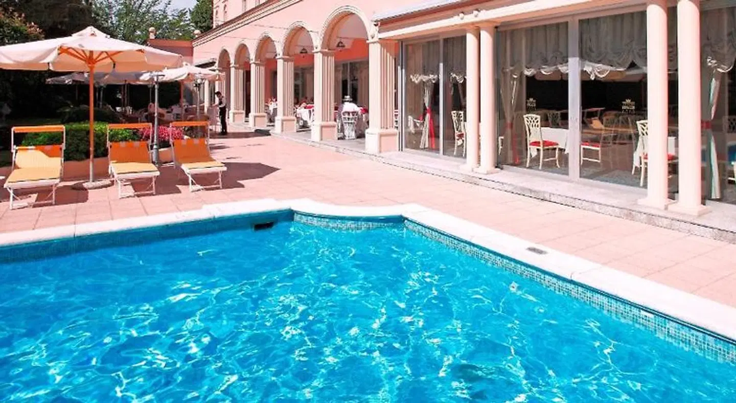 De la Paix OUTDOOR_POOL