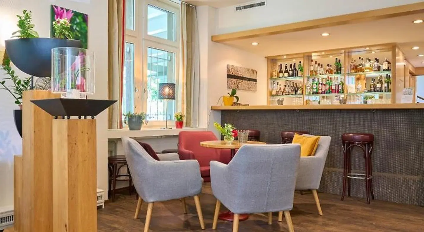 Promenade Bar