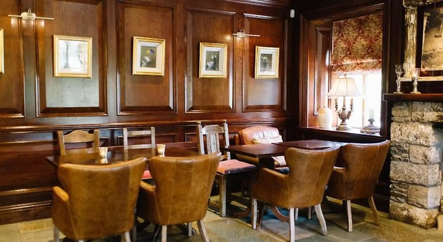 Riverbank, Country Pub and Guesthouse Bar