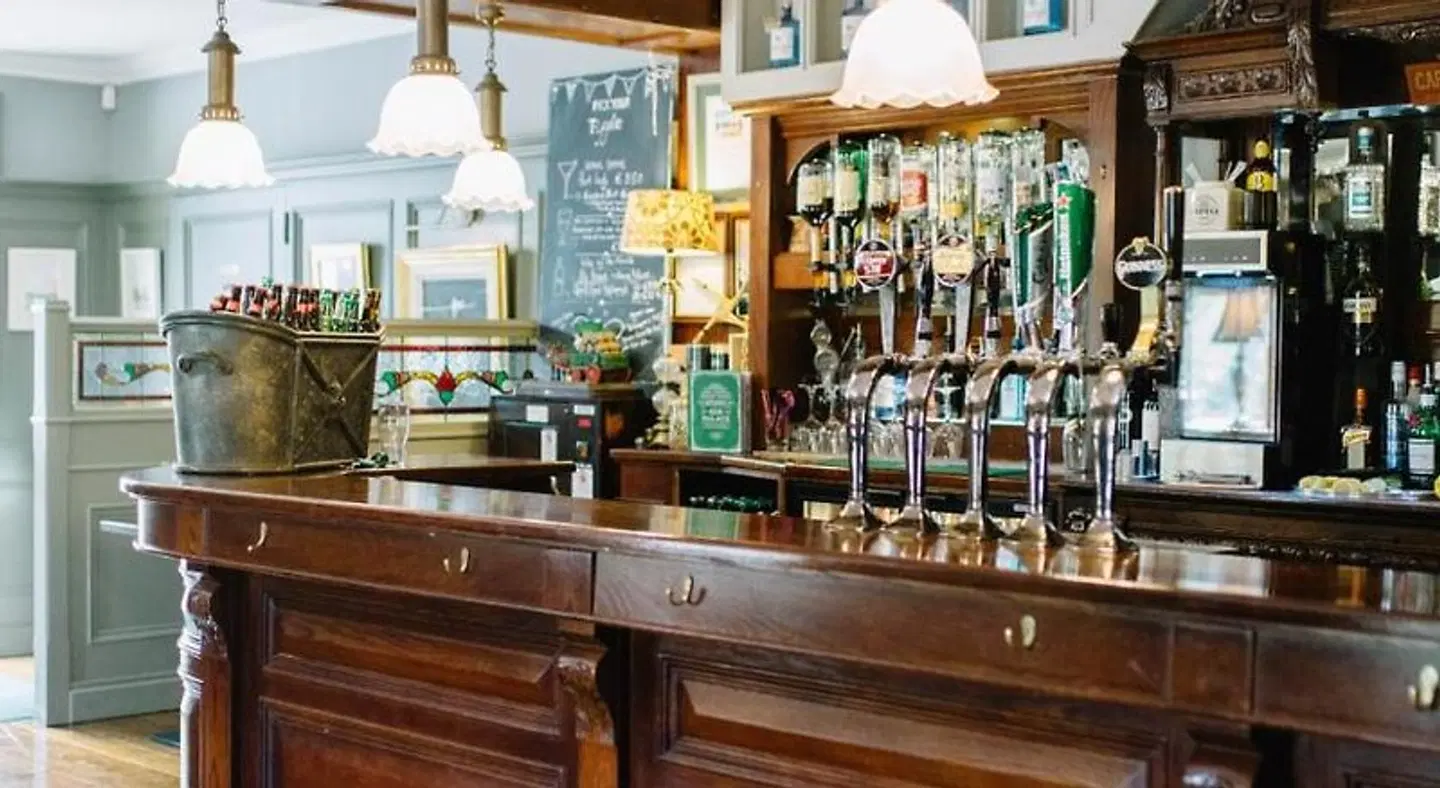 Riverbank, Country Pub and Guesthouse Bar