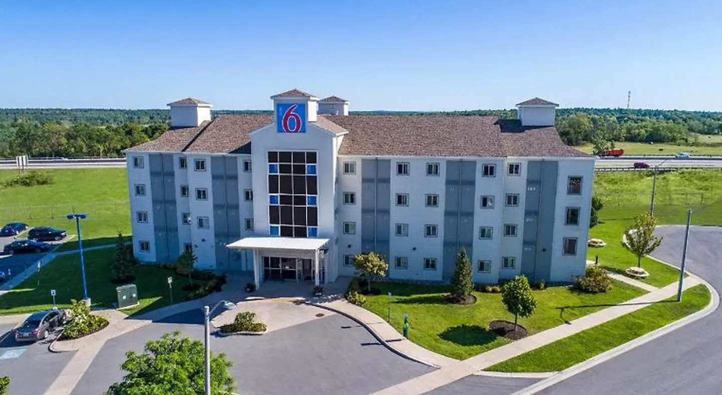 Motel 6 Kingston, ON EXTERIOR
