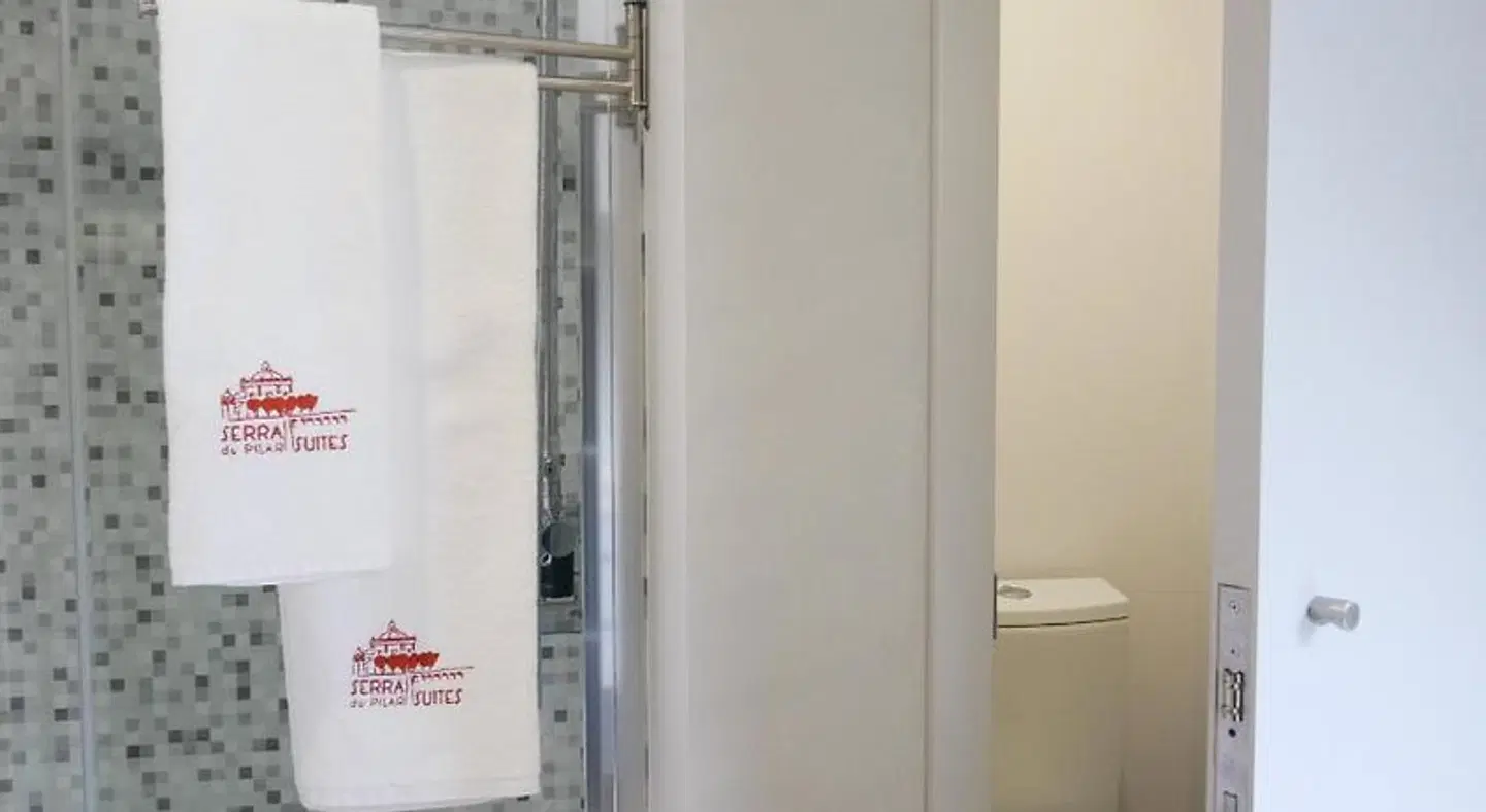 Serra do Pilar Porto Suites Badezimmer