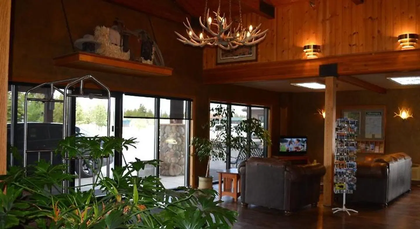 Brandin' Iron Inn LOUNGE_LOBBY