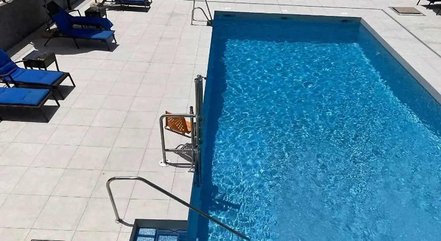 Continental OUTDOOR_POOL