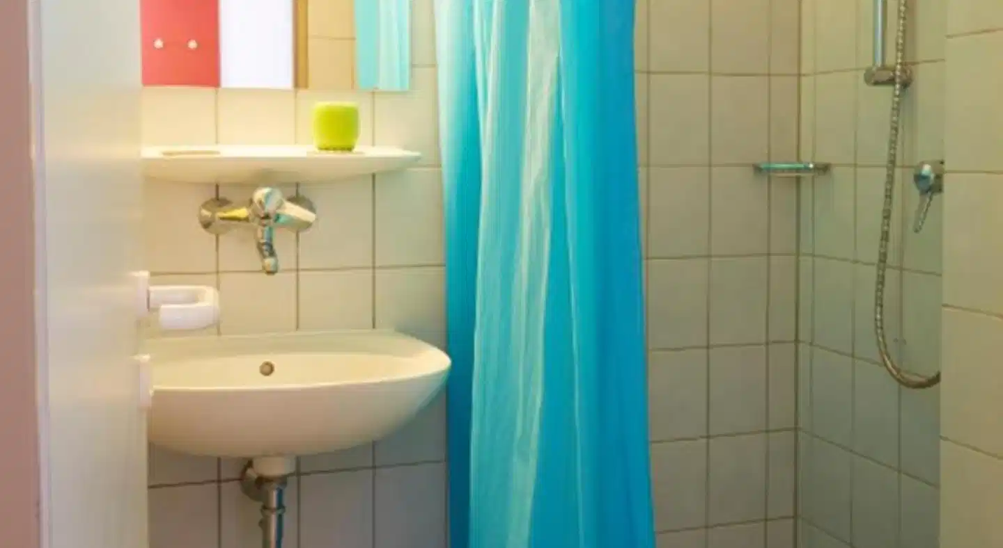 StayInn Freiburg Hostel und Gästehaus Badezimmer