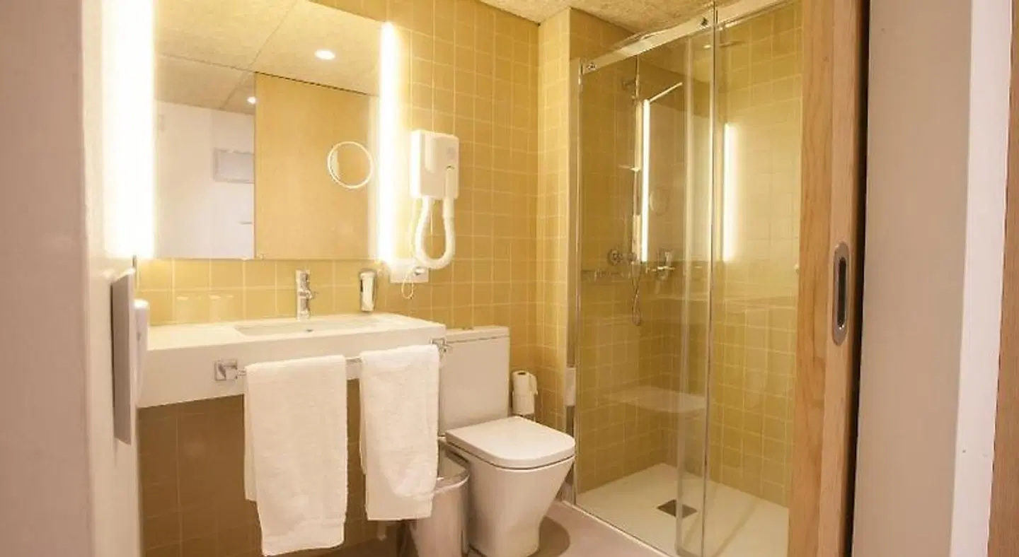 Hotel A Pamplona Badezimmer