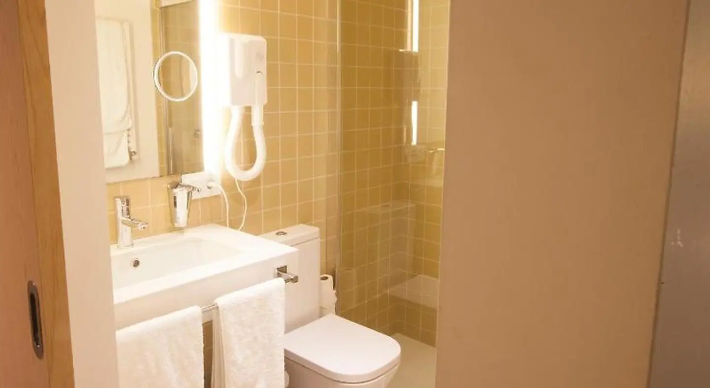 Hotel A Pamplona Badezimmer