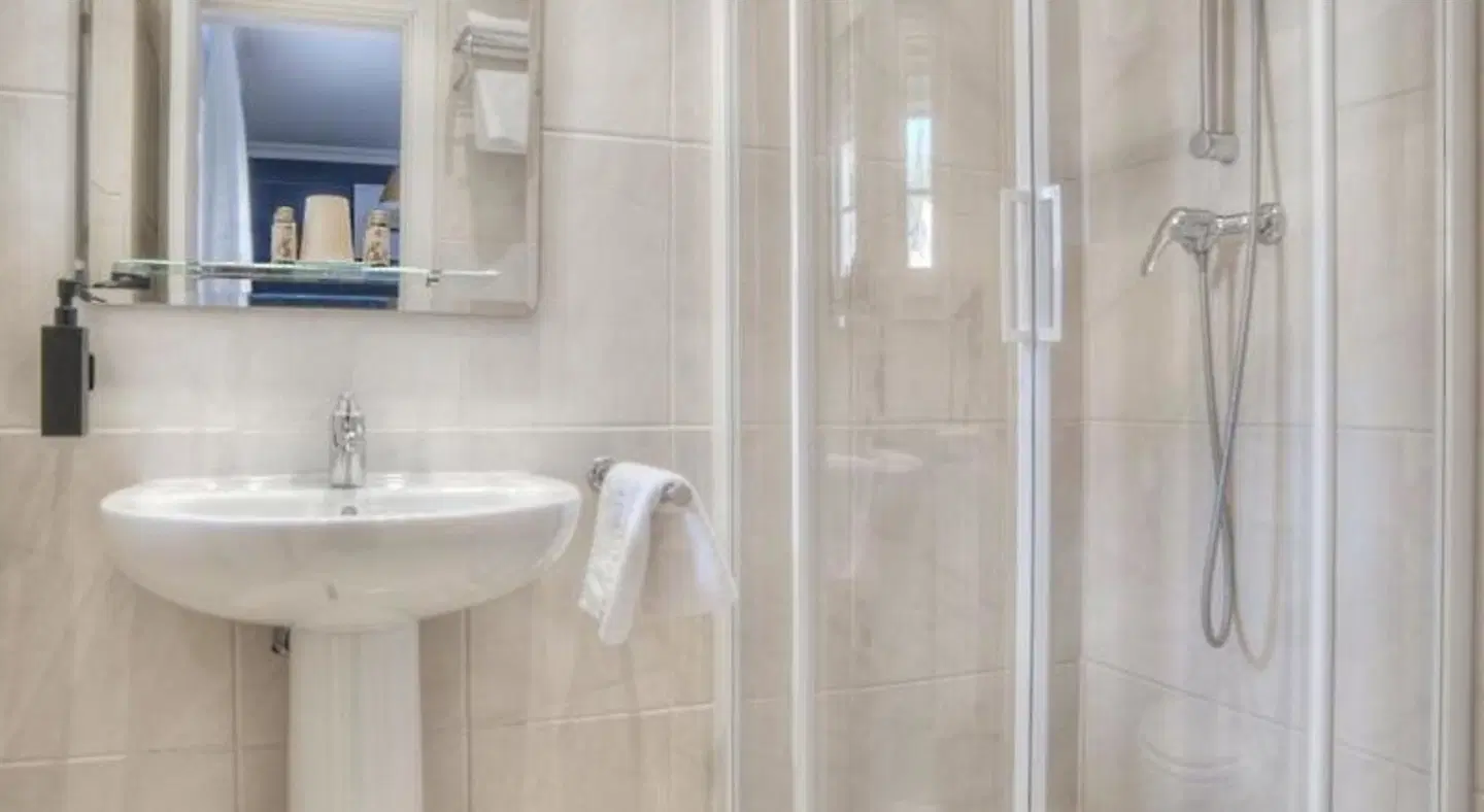 Pura Vida Pirineos Badezimmer