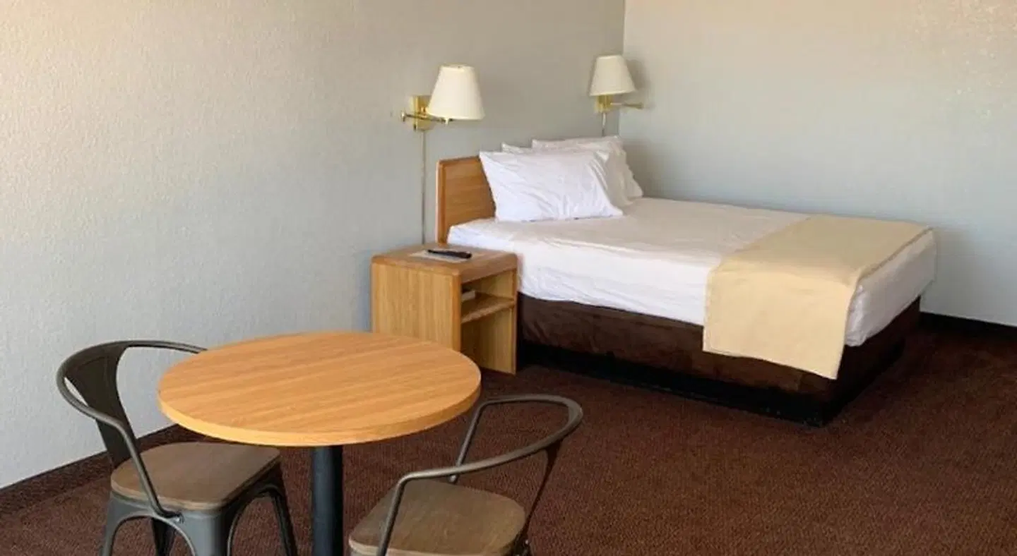 EZ 8 Motel Airporter ROOM_EXAMPLE