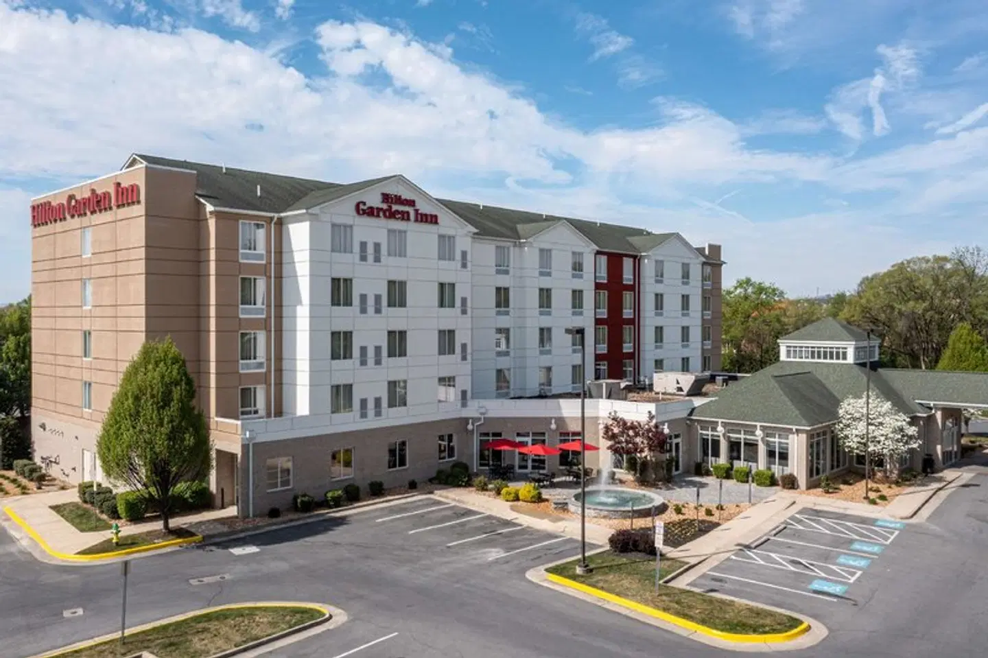 Hilton Garden Inn Winchester EXTERIOR