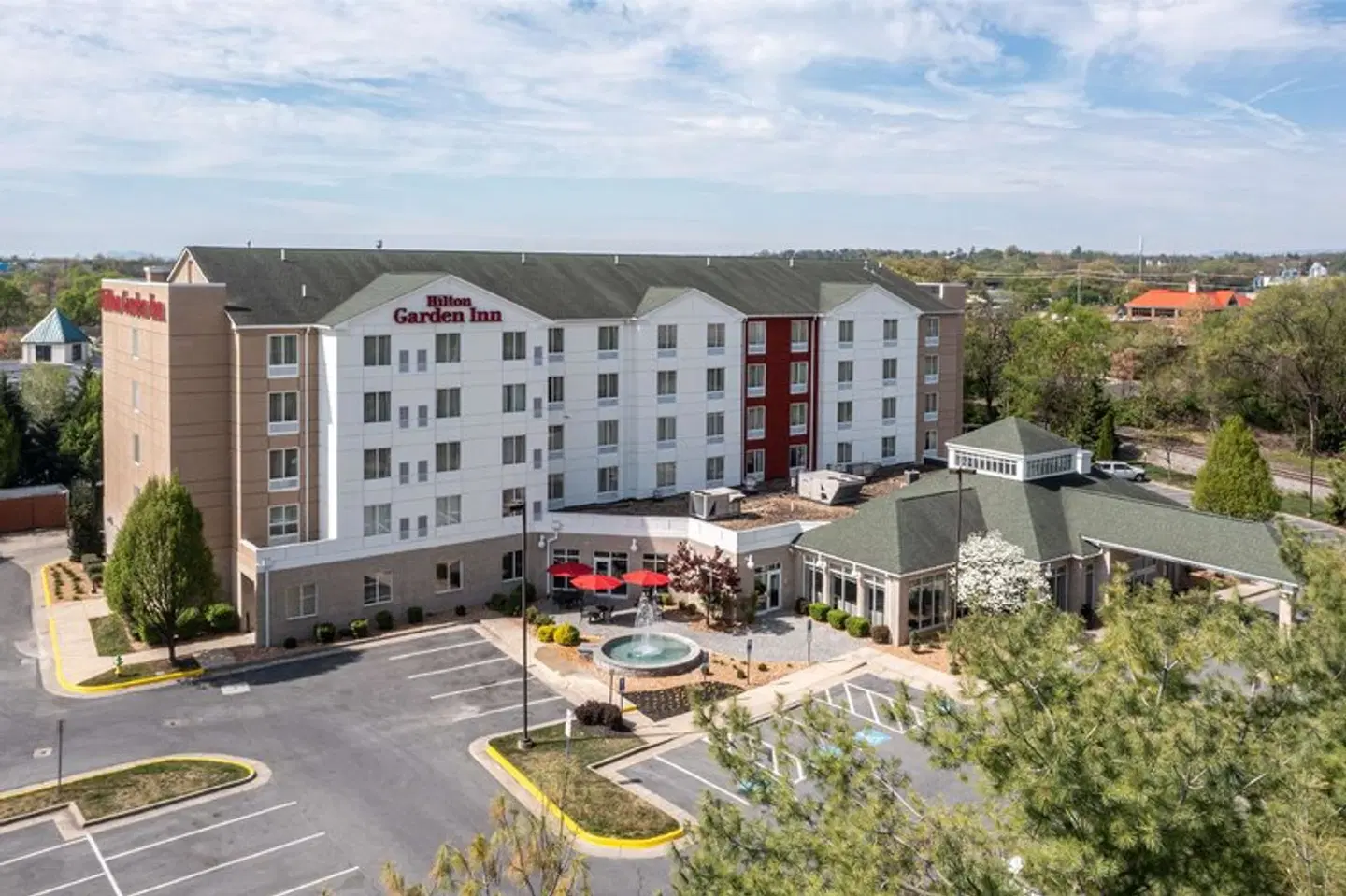 Hilton Garden Inn Winchester EXTERIOR