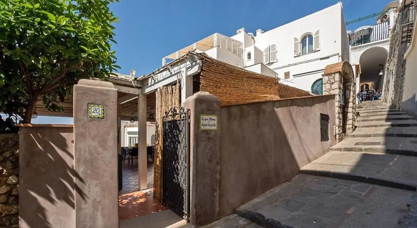 Capri Town Apartments EXTERIOR