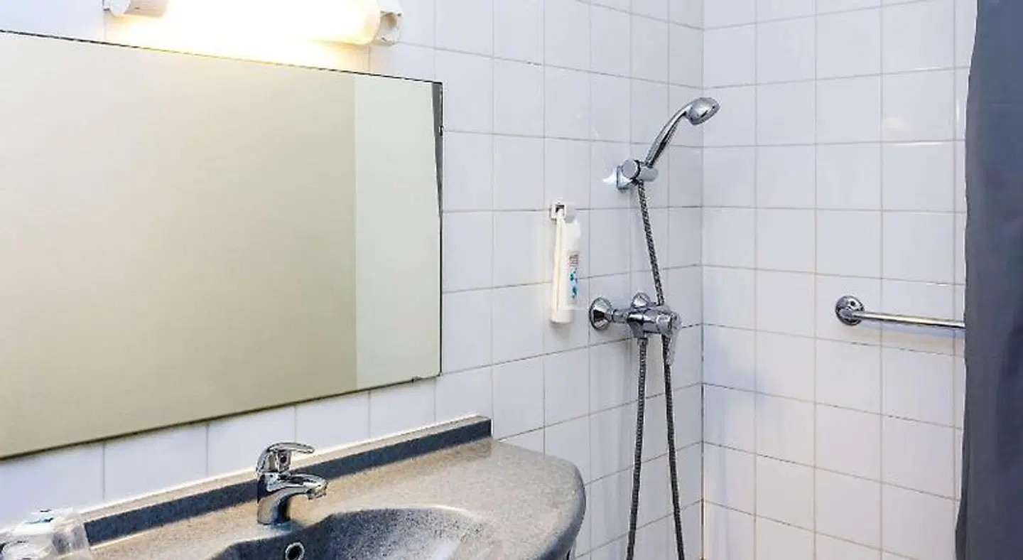 ibis budget Lorient Hennebont Badezimmer