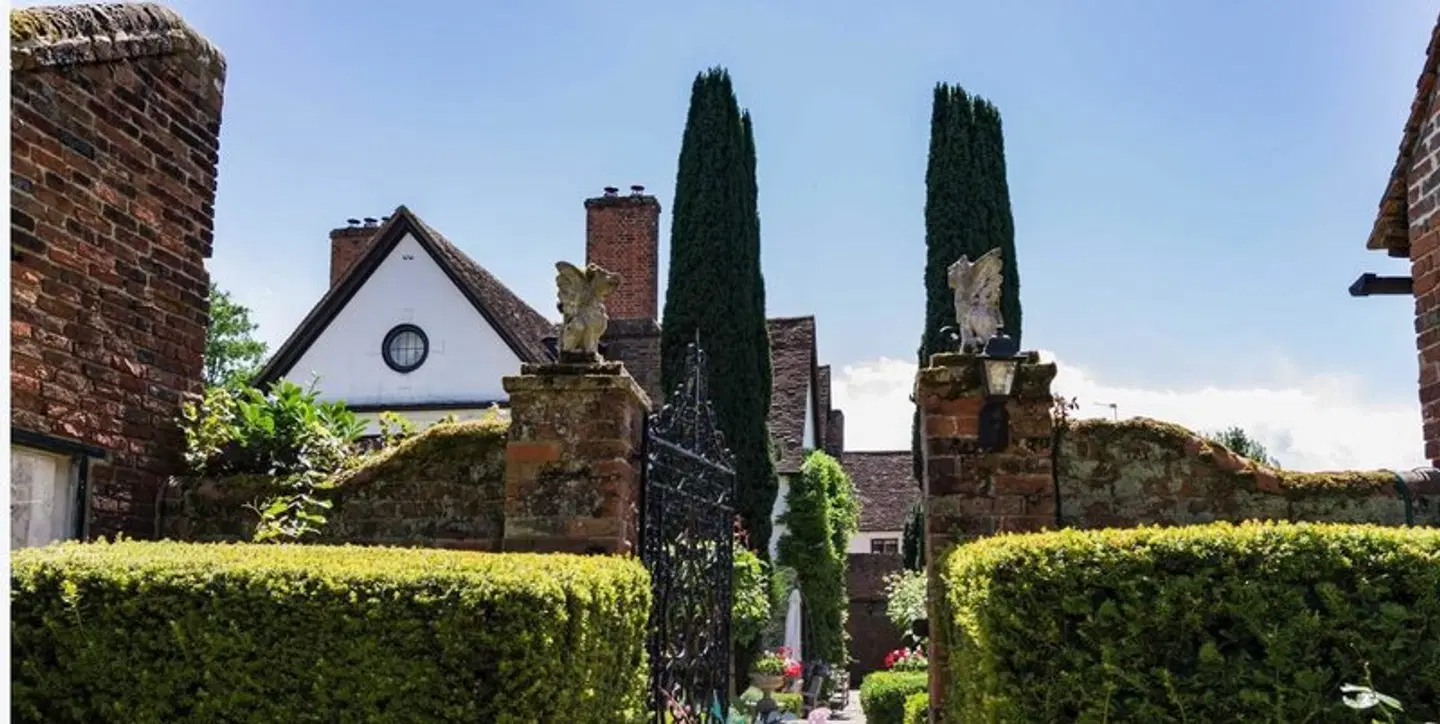 Harlington Manor EXTERIOR